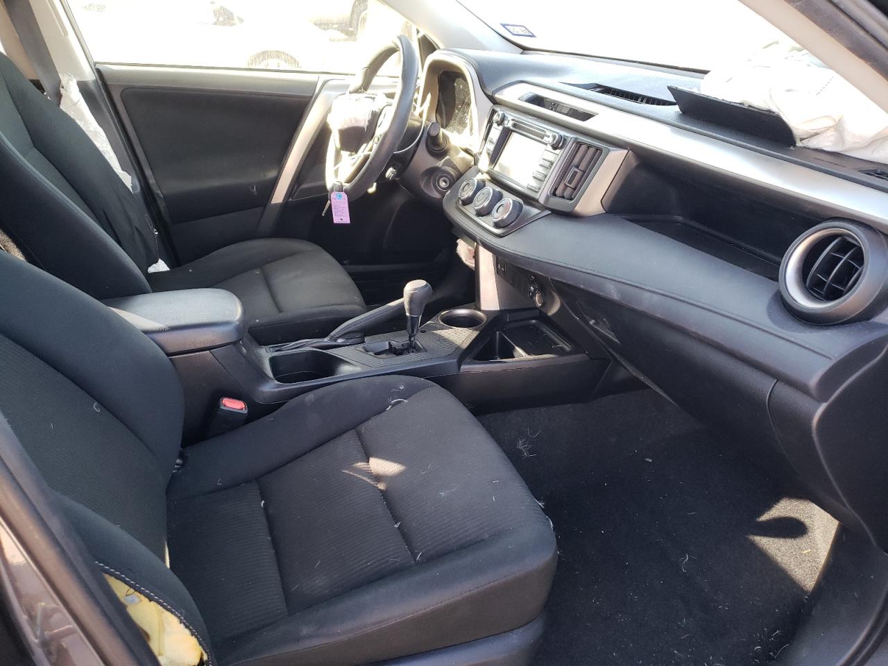 Photo 5 from auction – 2015 TOYOTA RAV4 LE with VIN JTMZFREV0FD078102