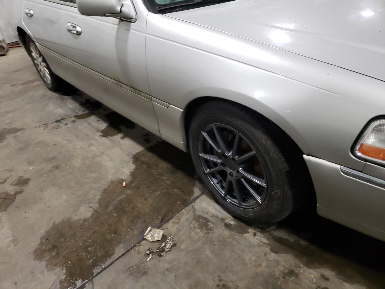 Photo 9 from auction – 2004 LINCOLN TOWN CAR E with VIN 1LNHM81W44Y677354