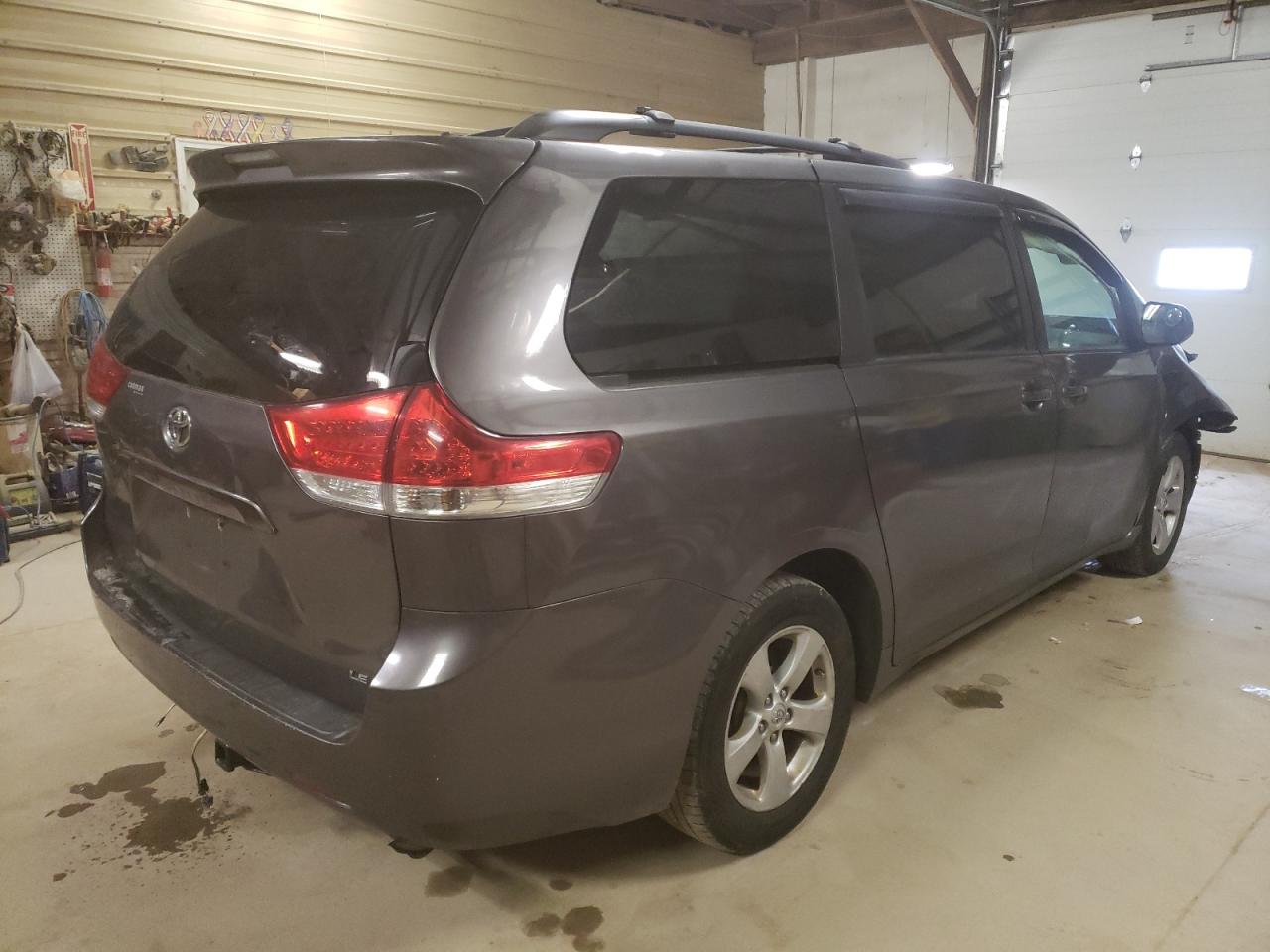 Photo 4 from auction – 2011 TOYOTA SIENNA LE with VIN 5TDKK3DC6BS073964