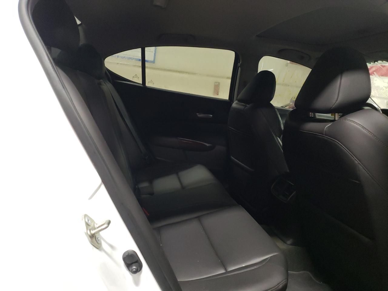 Photo 6 from auction – 2016 ACURA TLX with VIN 19UUB1F30GA004624
