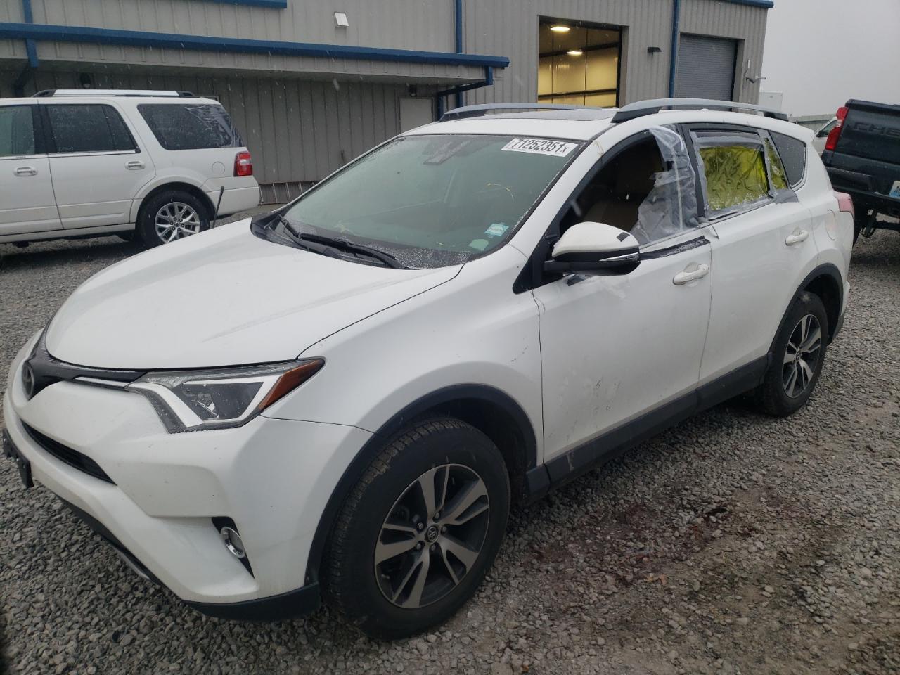 Photo 2 from auction – 2017 TOYOTA RAV4 XLE with VIN JTMWFREV8HD095736