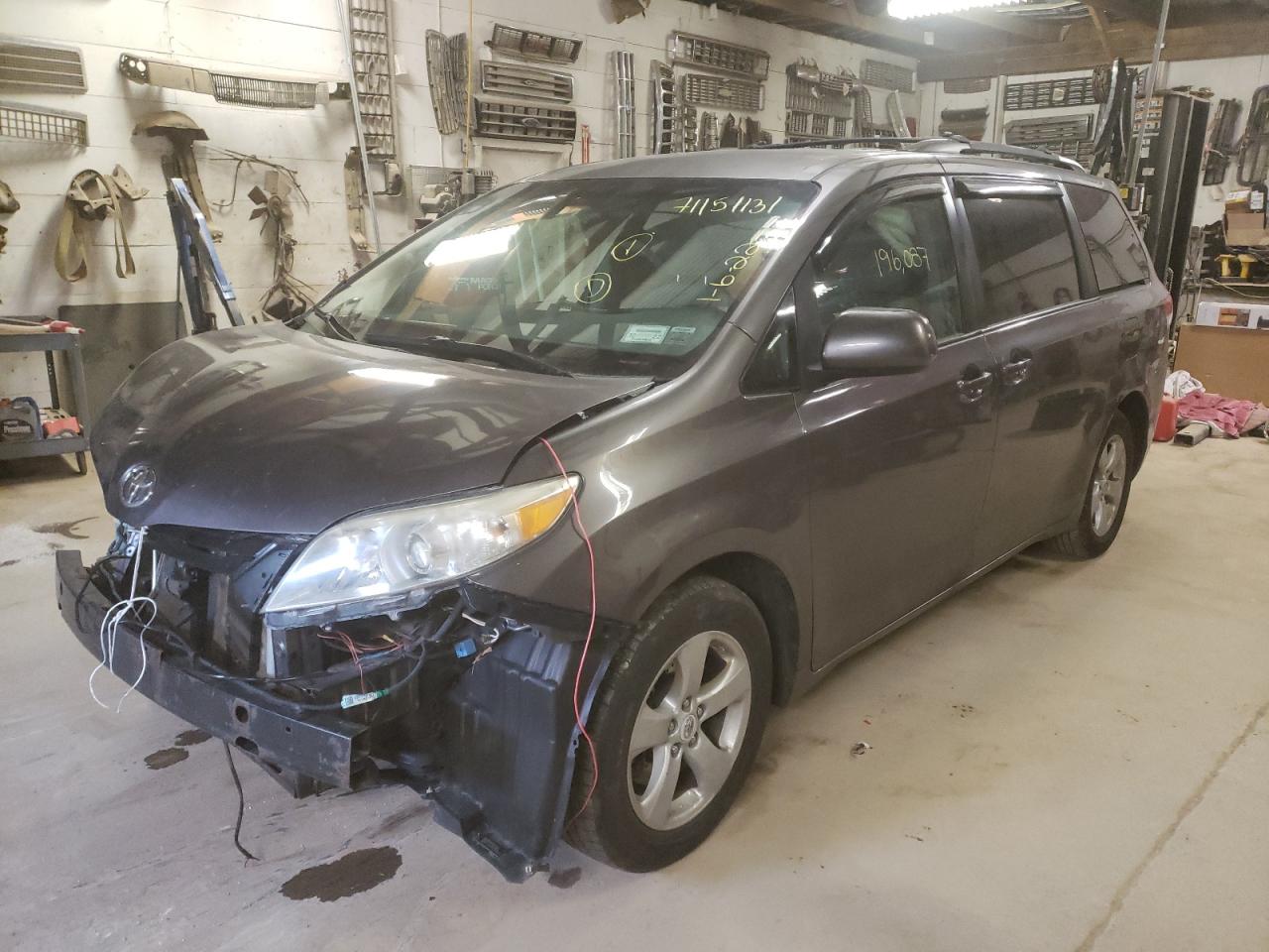 Photo 2 from auction – 2011 TOYOTA SIENNA LE with VIN 5TDKK3DC6BS073964