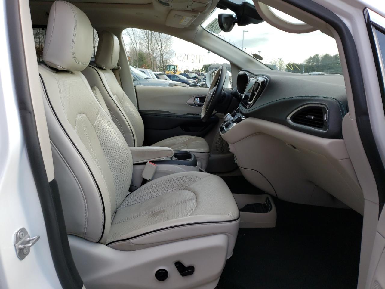Photo 5 from auction – 2018 CHRYSLER PACIFICA H with VIN 2C4RC1N75JR105490