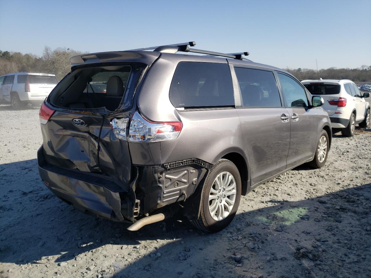 Photo 4 from auction – 2011 TOYOTA SIENNA XLE with VIN 5TDYK3DCXBS082029