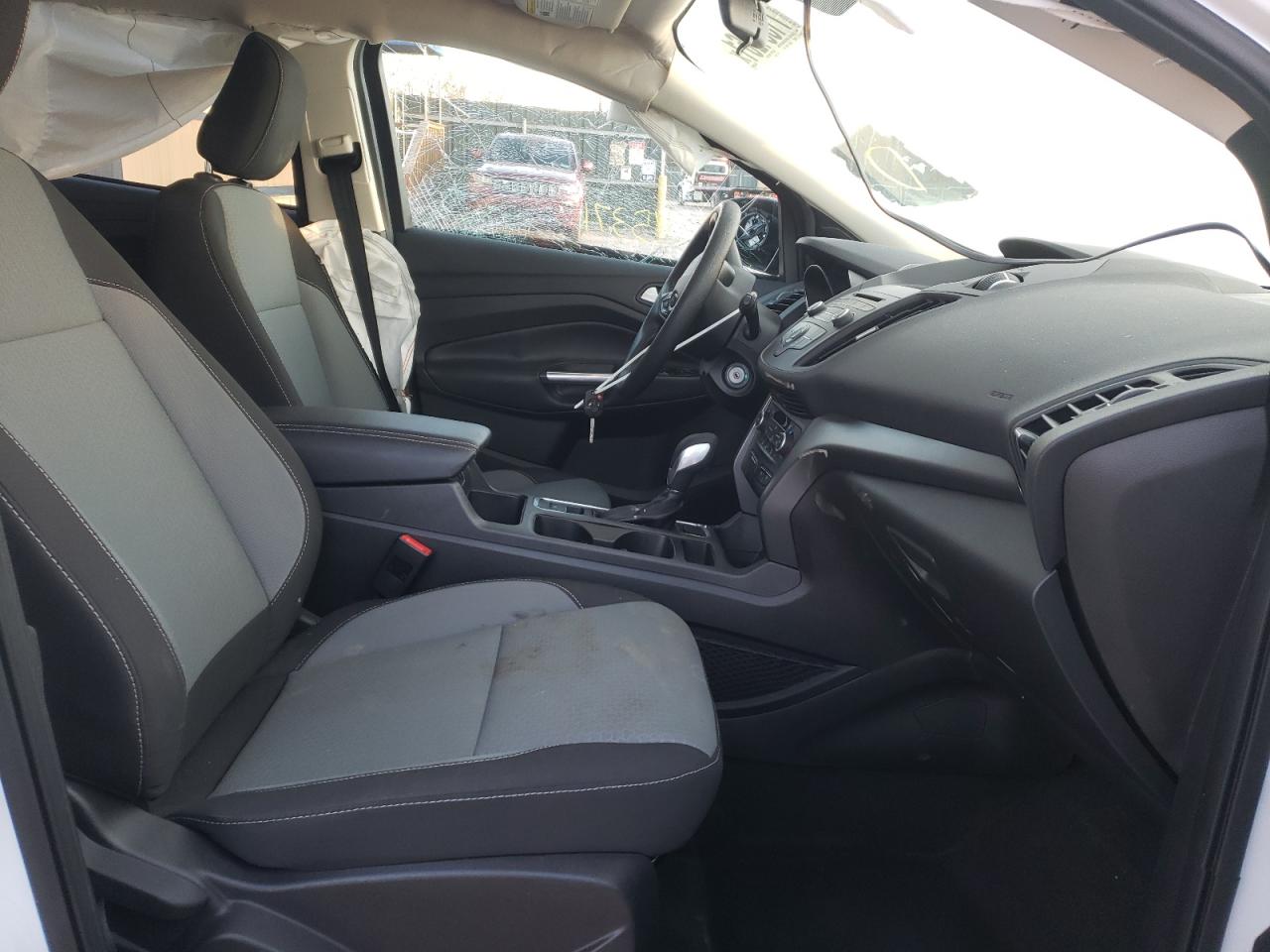 Photo 5 from auction – 2018 FORD ESCAPE SE with VIN 1FMCU9GD0JUC25619