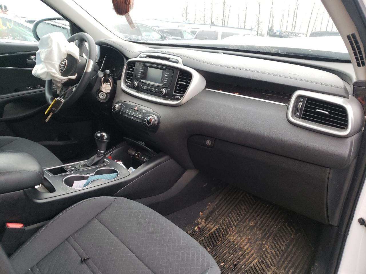 Photo 9 from auction – 2017 KIA SORENTO LX with VIN 5XYPGDA52HG228616