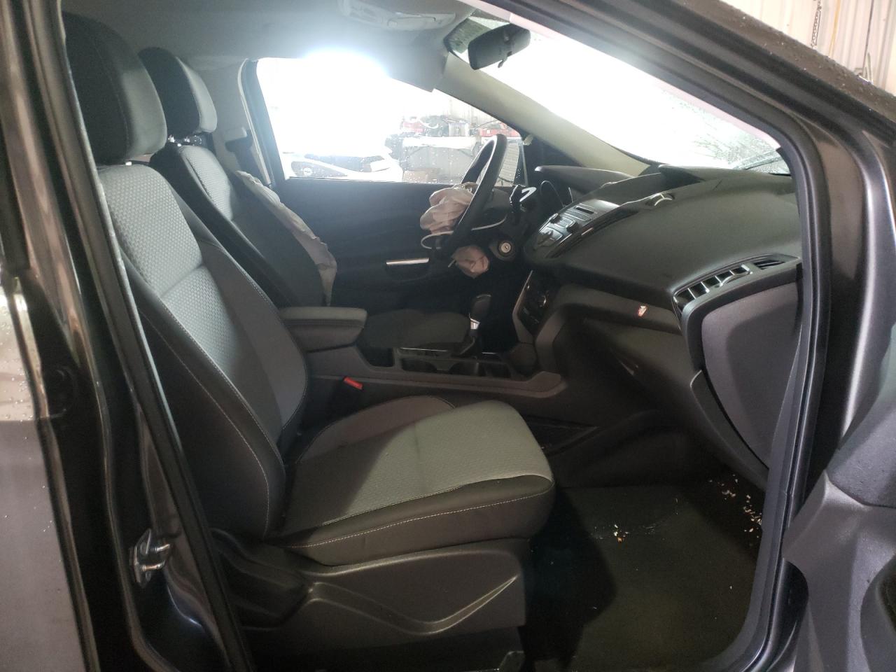 Photo 5 from auction – 2017 FORD ESCAPE SE with VIN 1FMCU9GD0HUD47908