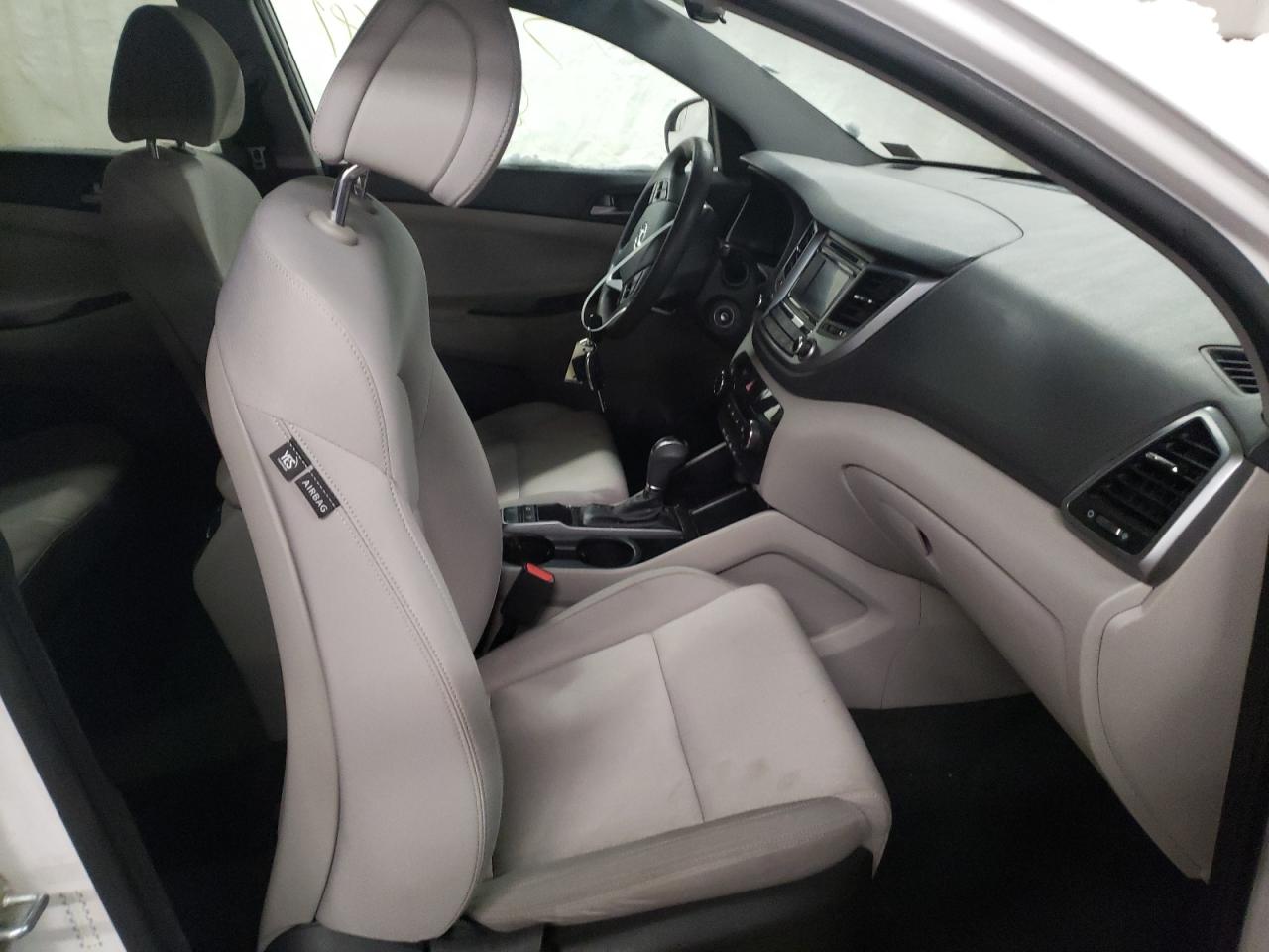 Photo 5 from auction – 2017 HYUNDAI TUCSON LIM with VIN KM8J3CA25HU302543