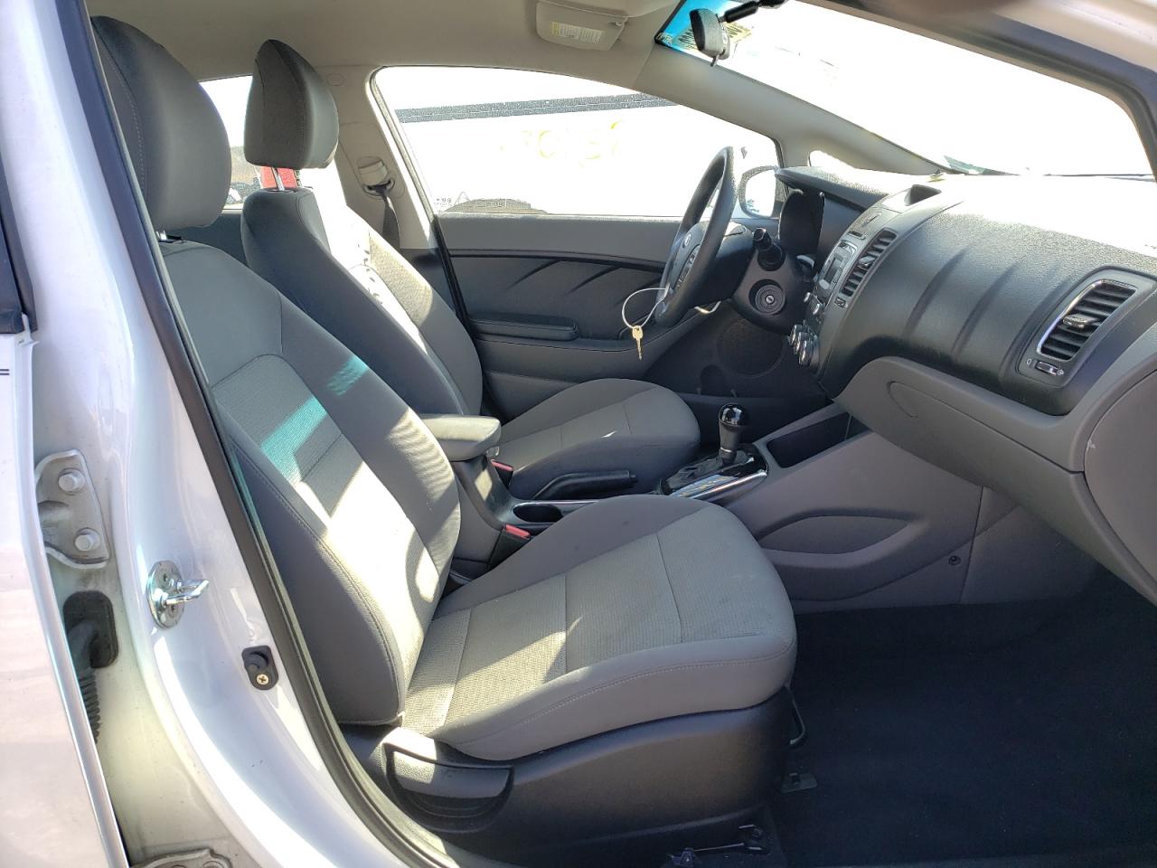 Photo 5 from auction – 2018 KIA FORTE LX with VIN 3KPFK4A77JE239318