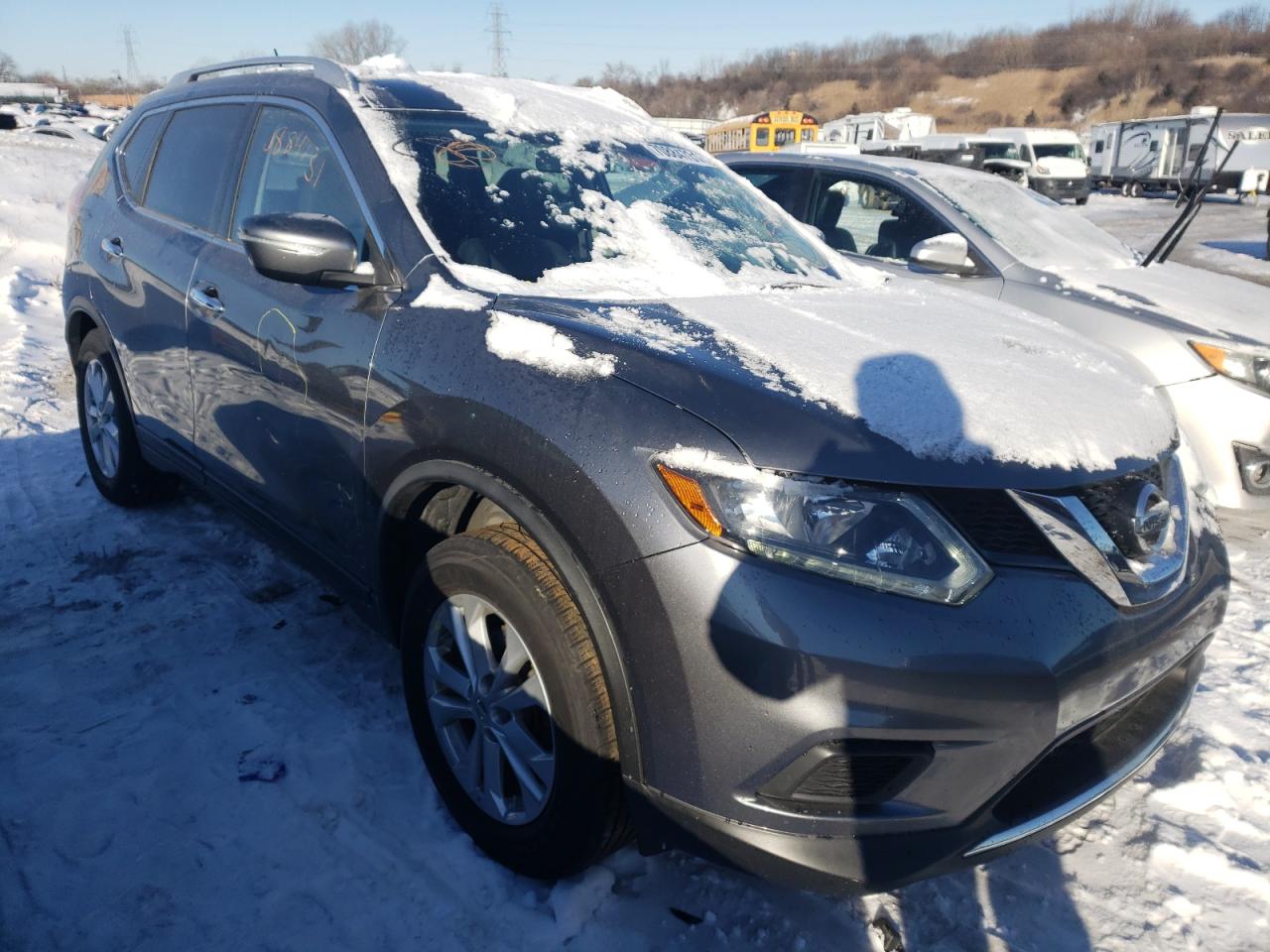 NISSAN ROGUE S 2015 with VIN KNMAT2MT2FP530627 - Photo from auction
