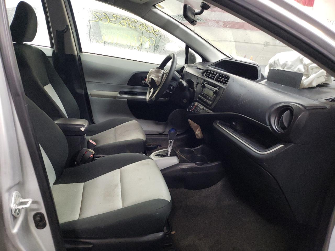 Photo 5 from auction – 2014 TOYOTA PRIUS C with VIN JTDKDTB3XE1569218