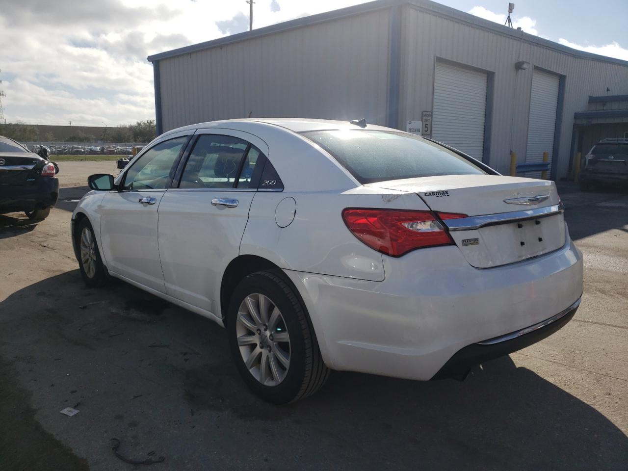 Photo 3 from auction – 2014 CHRYSLER 200 LIMITE with VIN 1C3CCBCGXEN236257