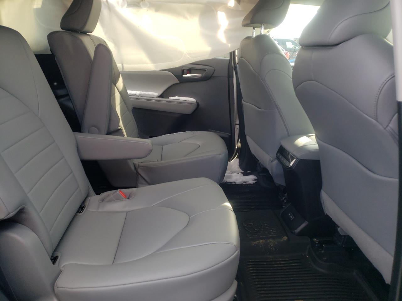 Photo 6 from auction – 2022 TOYOTA HIGHLANDER with VIN 5TDHZRBH6NS167435