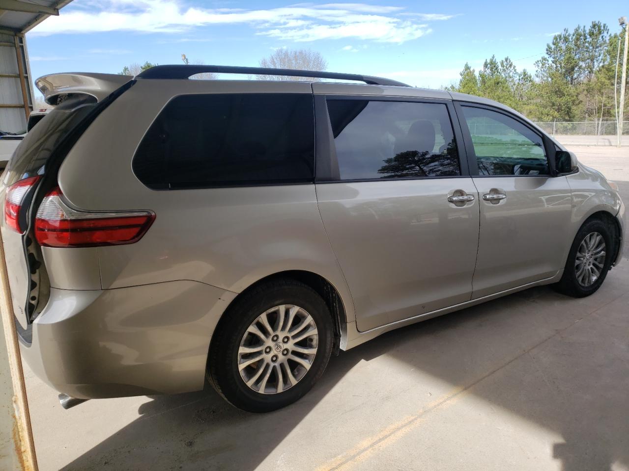 Photo 4 from auction – 2015 TOYOTA SIENNA XLE with VIN 5TDYK3DC9FS571673