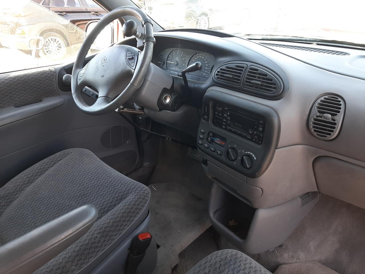 Фото 9 с аукциона – 2000 DODGE GRAND CARA с VIN 2B4GP44G5YR575640