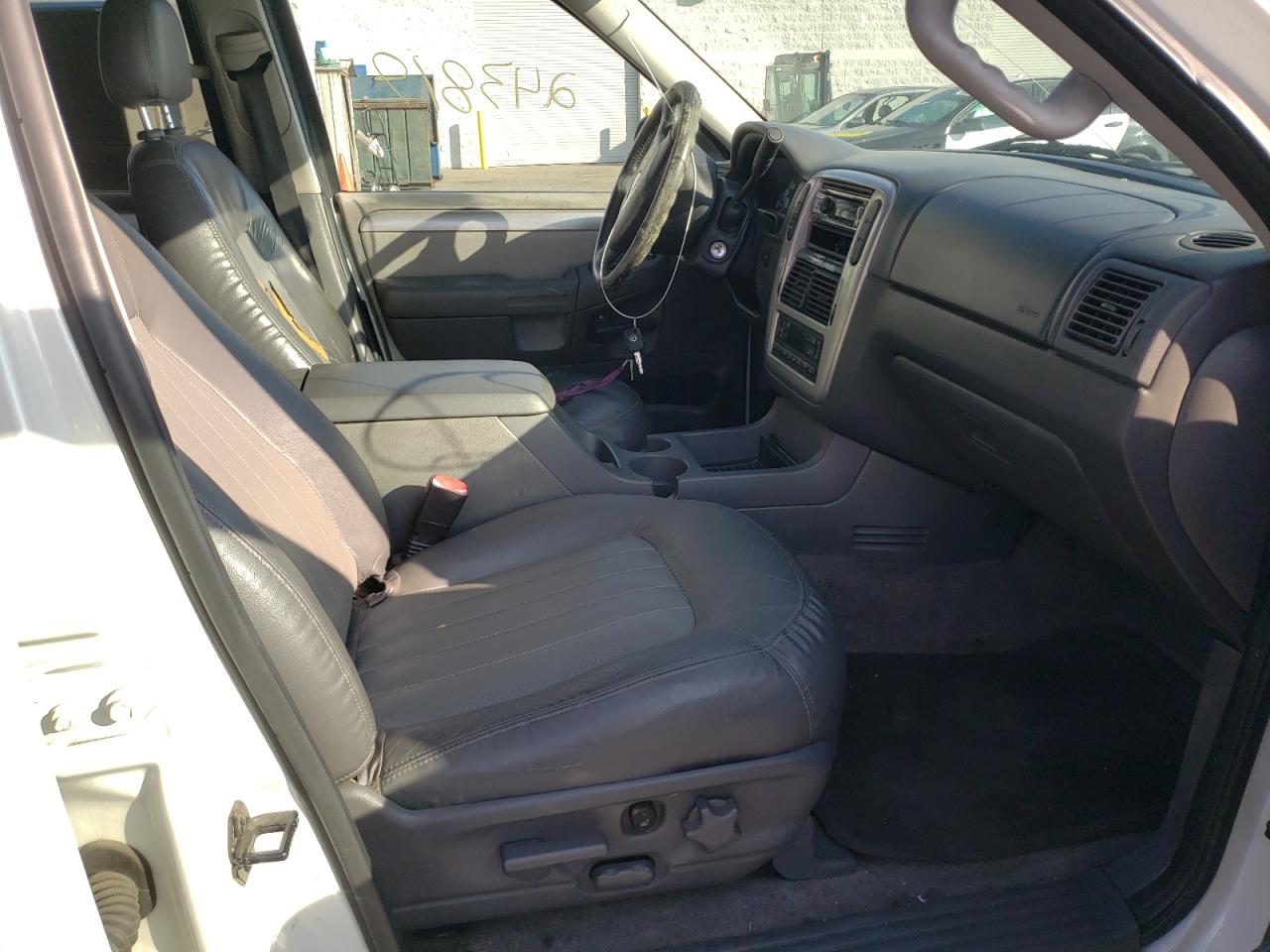 Photo 5 from auction – 2003 MERCURY MOUNTAINEE with VIN 4M2DU66KX3ZJ17371