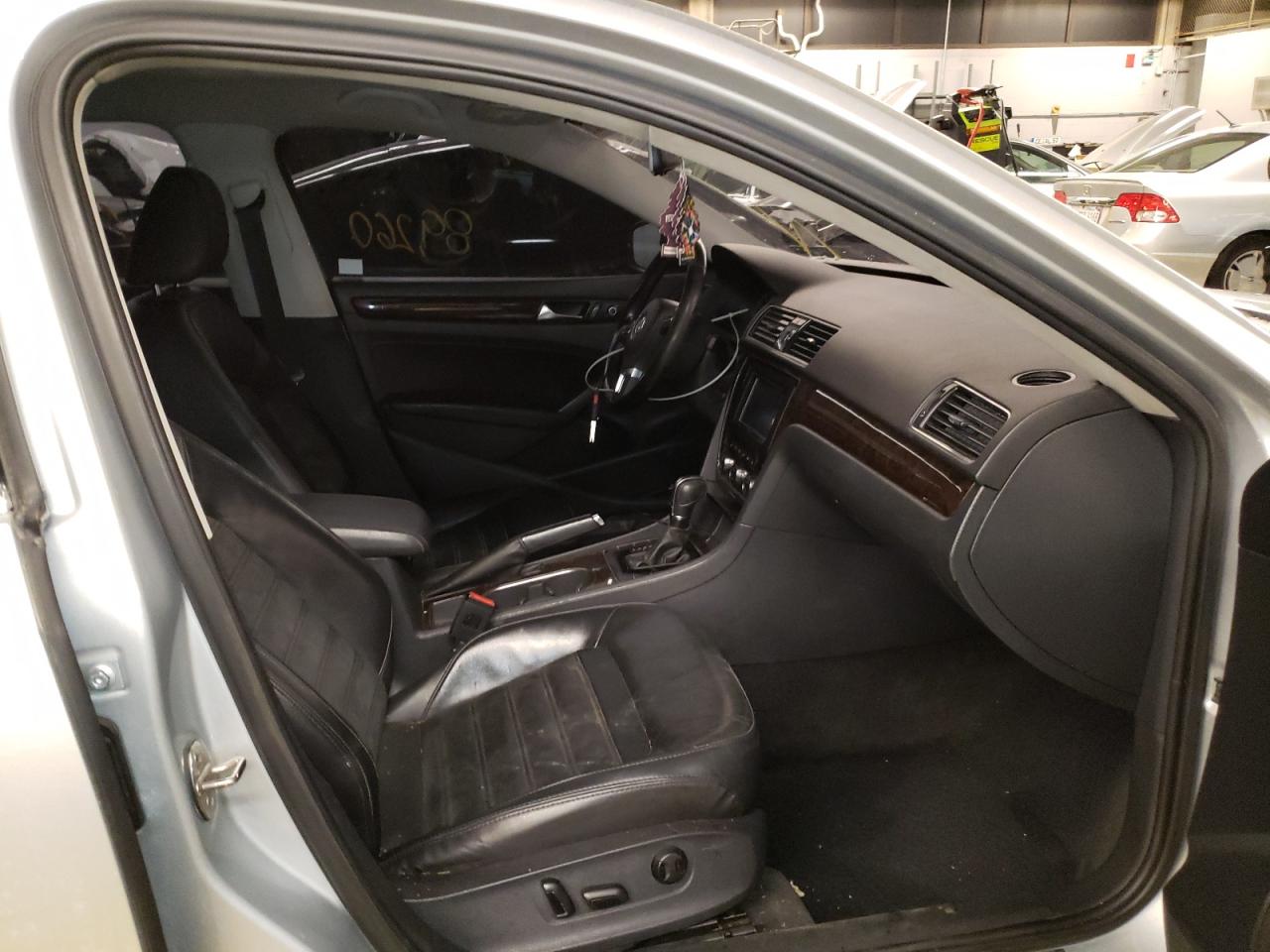 Photo 5 from auction – 2015 VOLKSWAGEN PASSAT SEL with VIN 1VWCS7A36FC017575