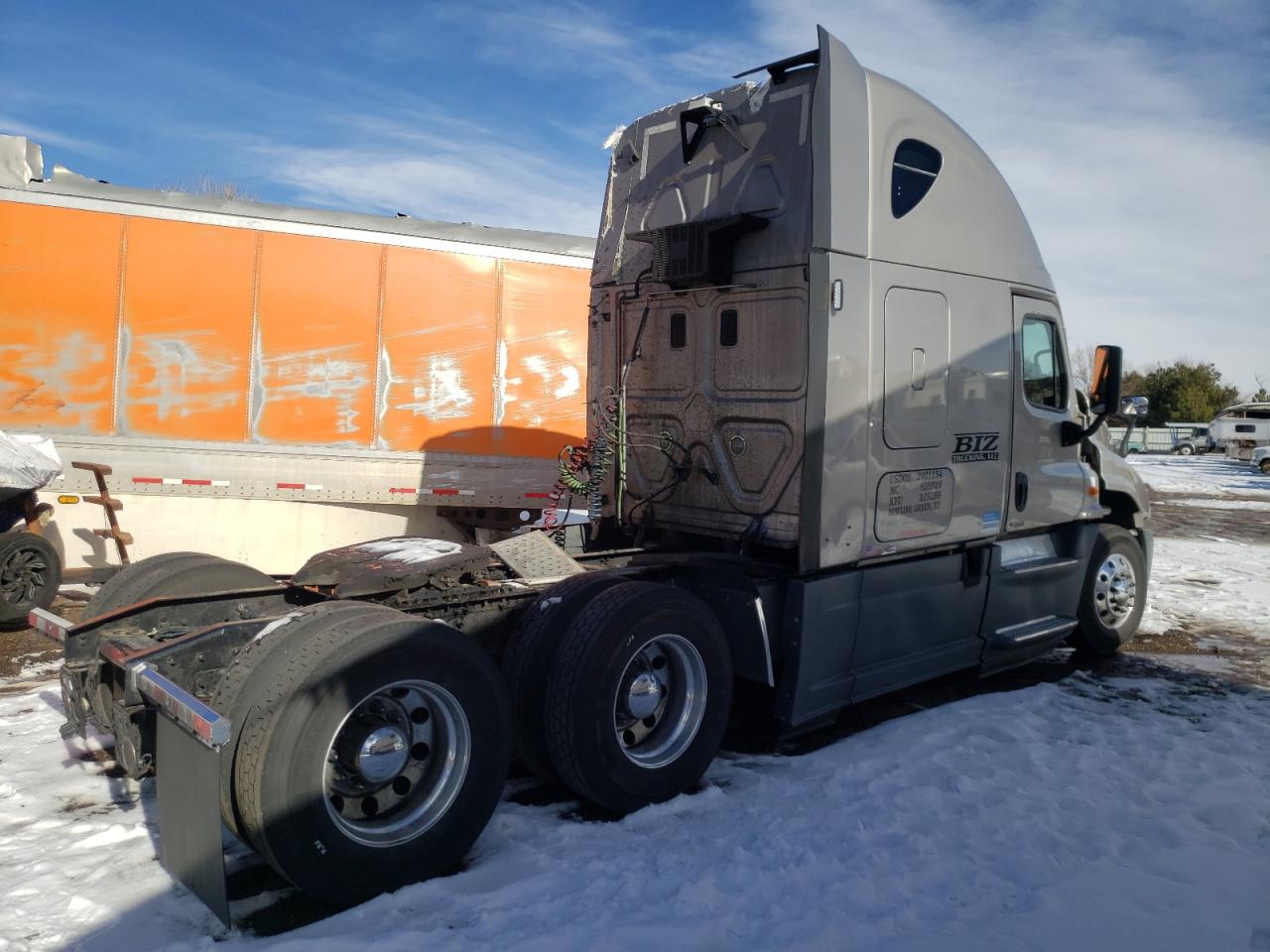 Photo 4 from auction – 2015 FREIGHTLINER CASCADIA 1 with VIN 3AKJGLD51FSFK3963