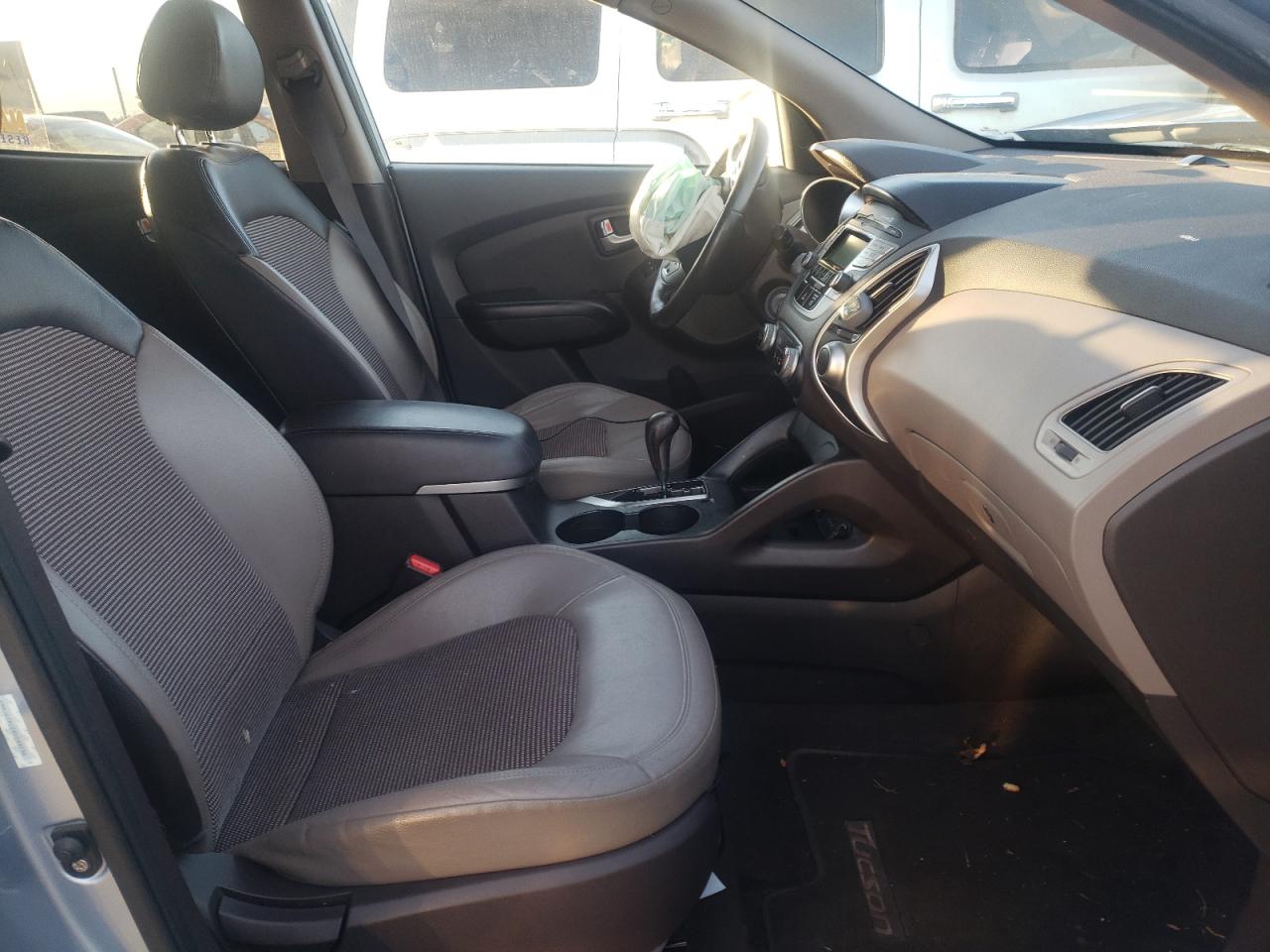 Photo 5 from auction – 2011 HYUNDAI TUCSON GLS with VIN KM8JU3AC2BU169236