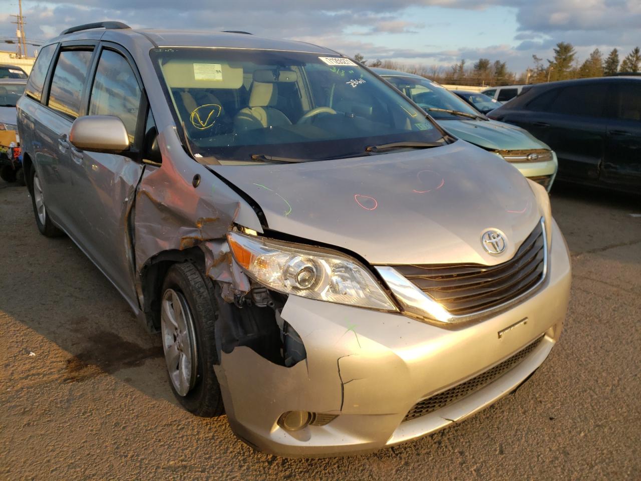 Photo 9 from auction – 2014 TOYOTA SIENNA LE with VIN 5TDKK3DCXES505329