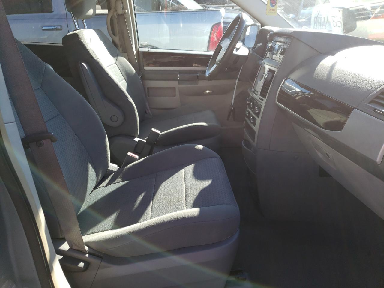 Photo 5 from auction – 2010 CHRYSLER TOWN & COU with VIN 2A4RR5D11AR393912