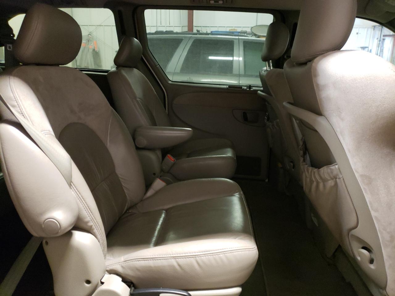 Photo 6 from auction – 2002 CHRYSLER TOWN & COU with VIN 2C8GP64L32R601007