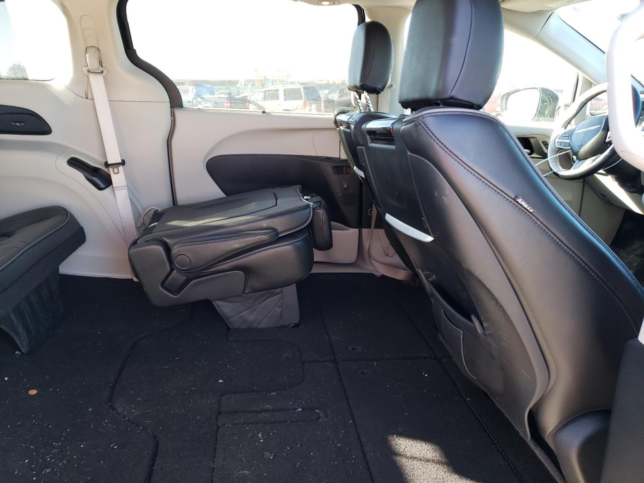 Photo 6 from auction – 2018 CHRYSLER PACIFICA L with VIN 2C4RC1GG1JR115687