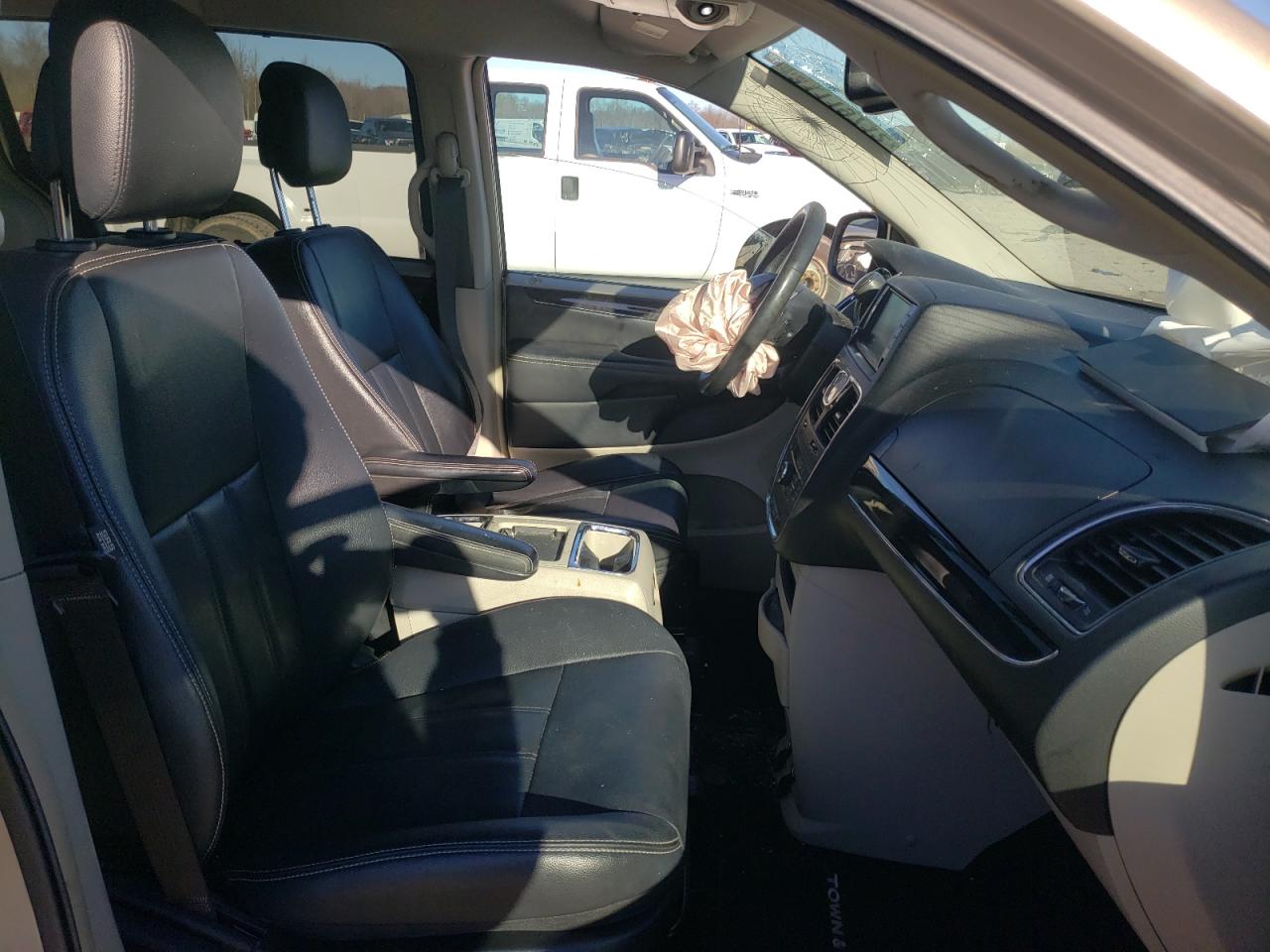 Photo 5 from auction – 2016 CHRYSLER TOWN & COU with VIN 2C4RC1BG3GR112239