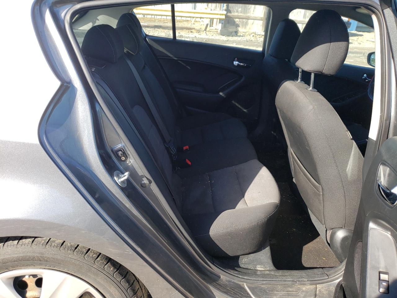 Photo 6 from auction – 2016 KIA FORTE LX with VIN KNAFK5A87G5604659