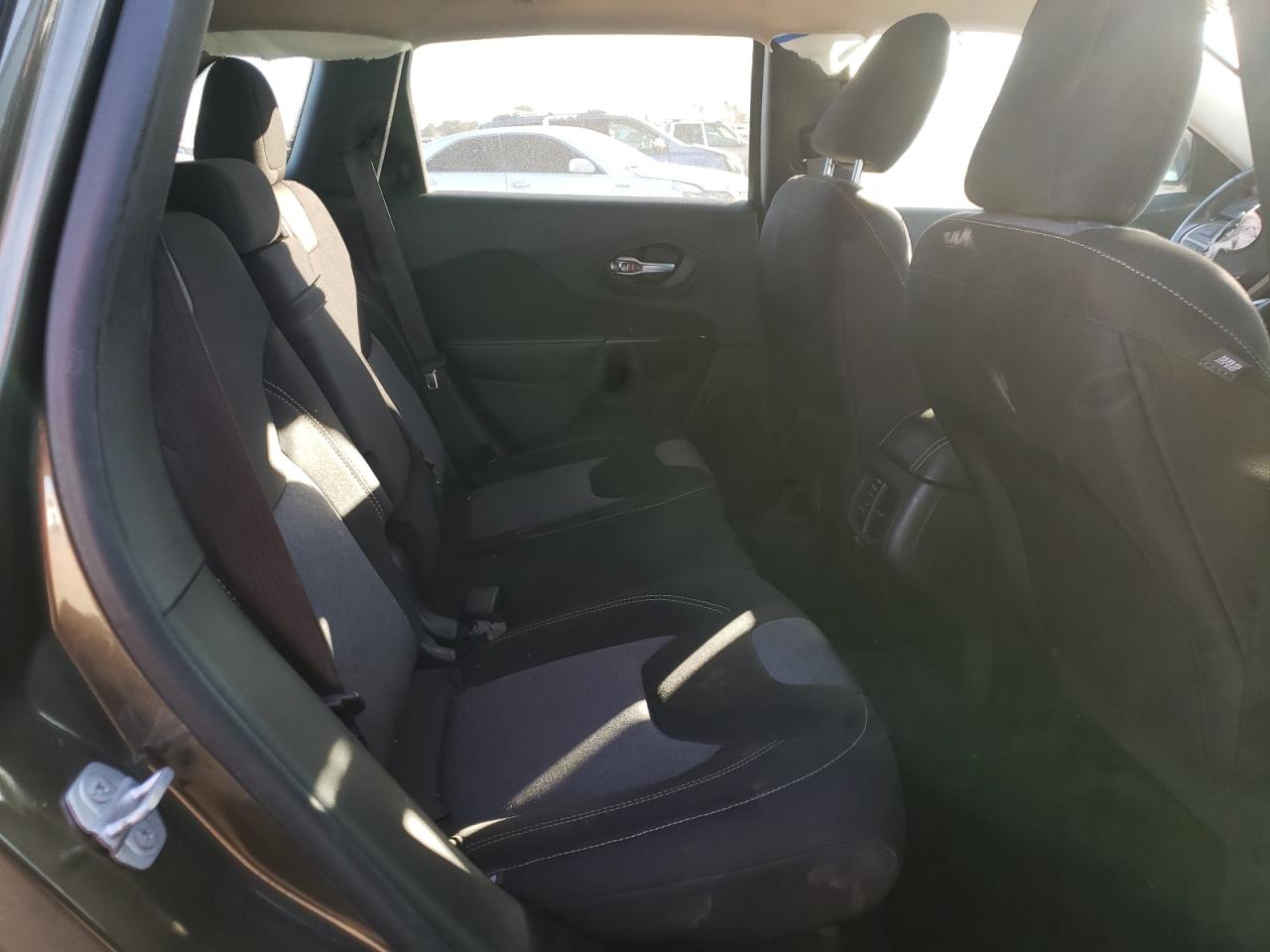 Photo 6 from auction – 2015 JEEP CHEROKEE S with VIN 1C4PJLAB3FW689339