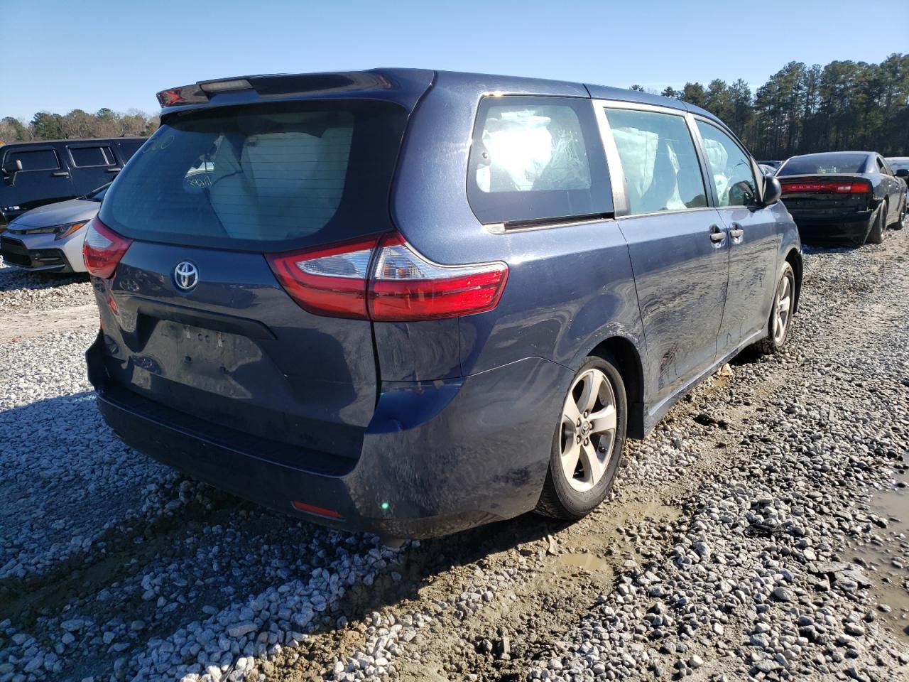Photo 4 from auction – 2018 TOYOTA SIENNA L with VIN 5TDZZ3DC0JS920258