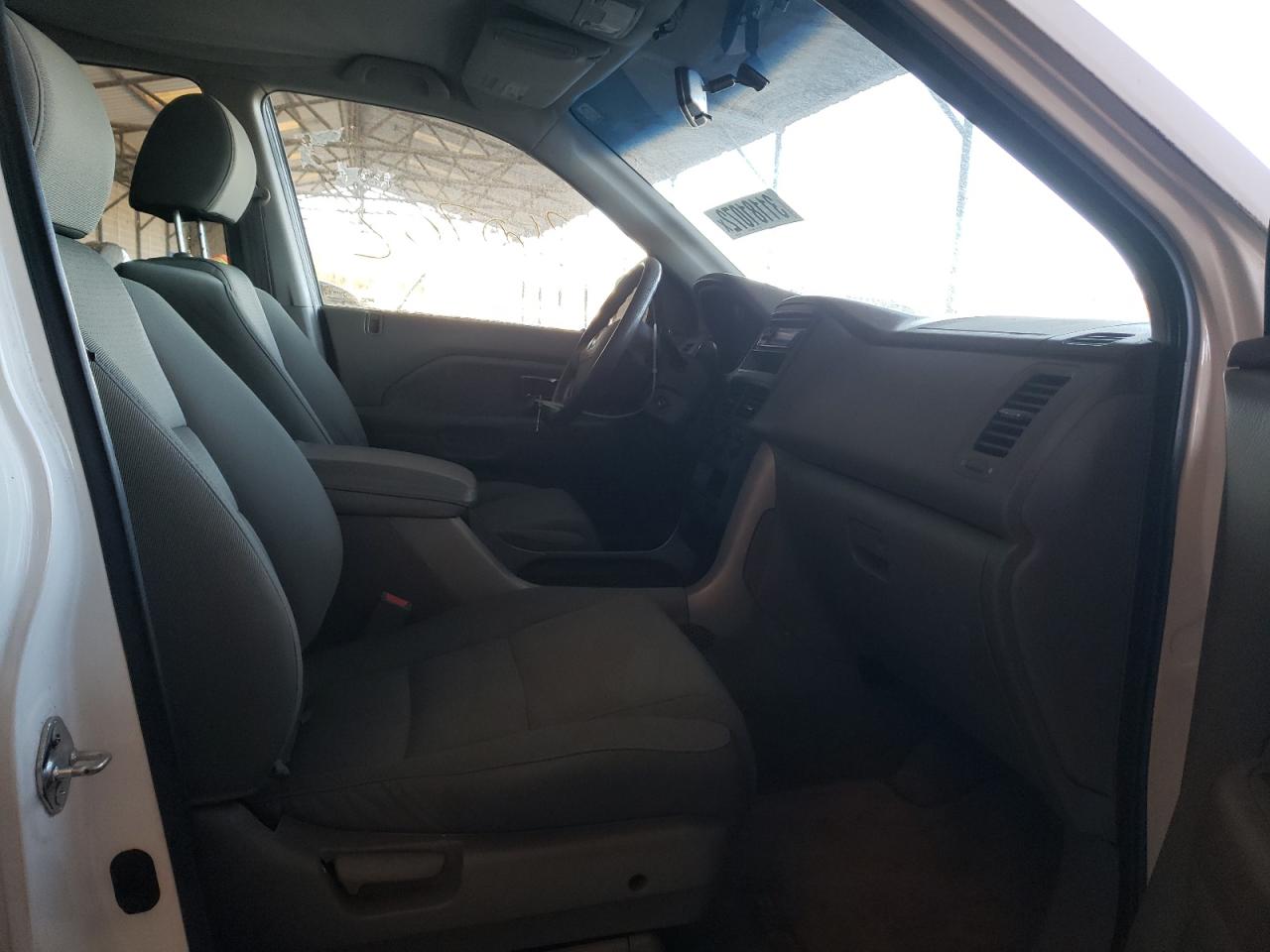 Photo 5 from auction – 2006 HONDA PILOT LX with VIN 5FNYF28196B030571