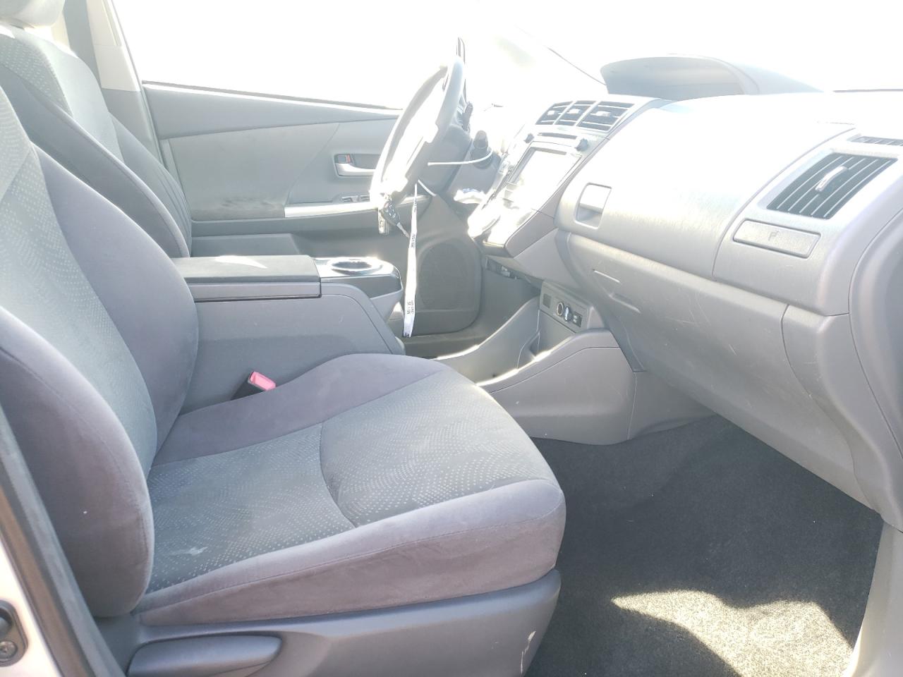 Photo 5 from auction – 2012 TOYOTA PRIUS V with VIN JTDZN3EU7C3175709