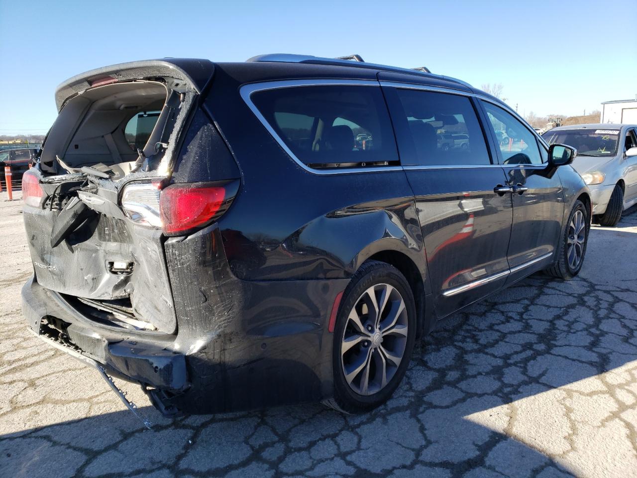 Photo 4 from auction – 2018 CHRYSLER PACIFICA L with VIN 2C4RC1GG1JR115687