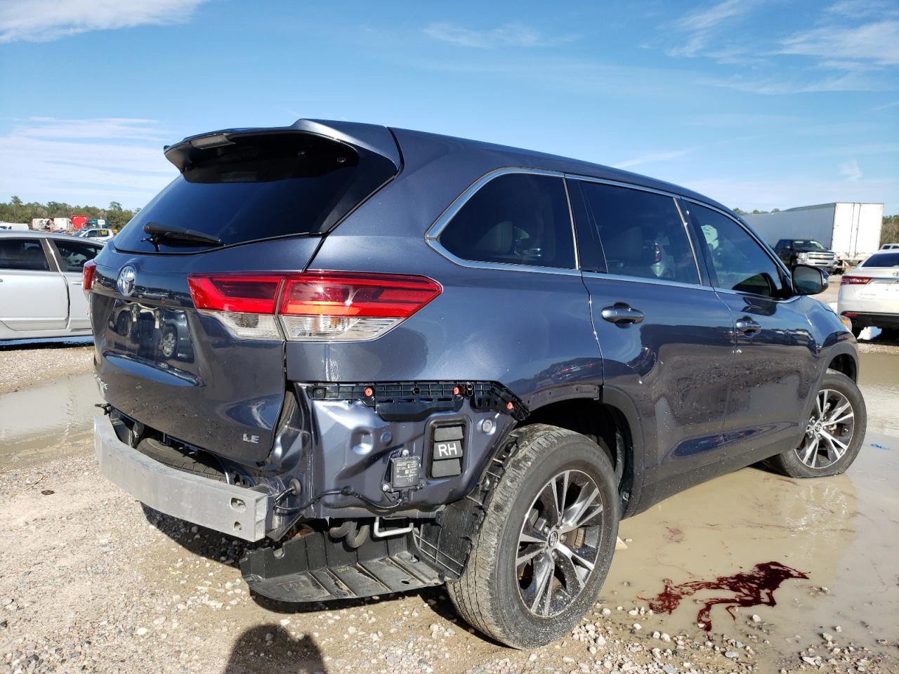 Photo 4 from auction – 2019 TOYOTA HIGHLANDER with VIN 5TDZZRFH7KS364043