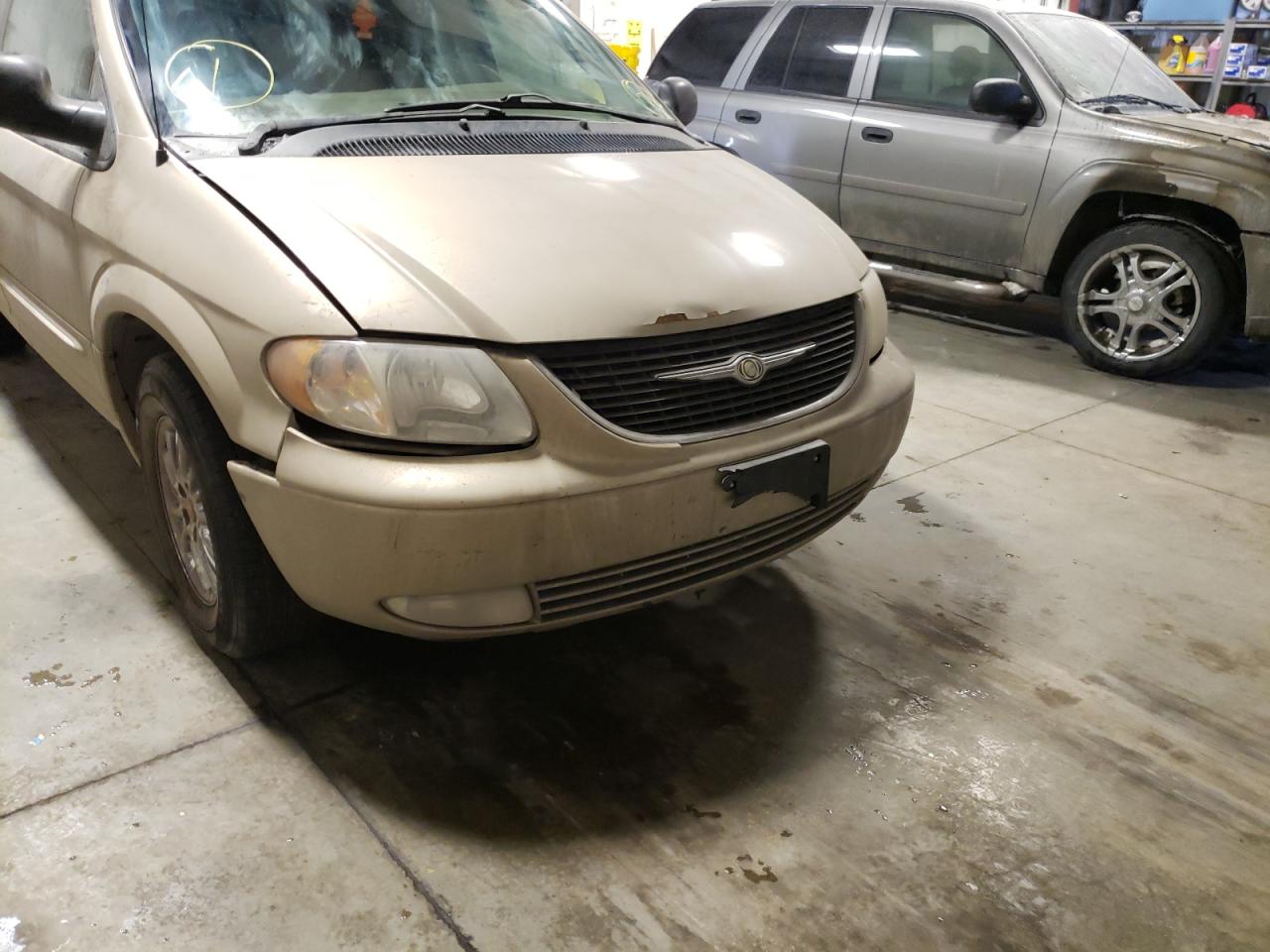 Photo 9 from auction – 2002 CHRYSLER TOWN & COU with VIN 2C8GP64L32R601007