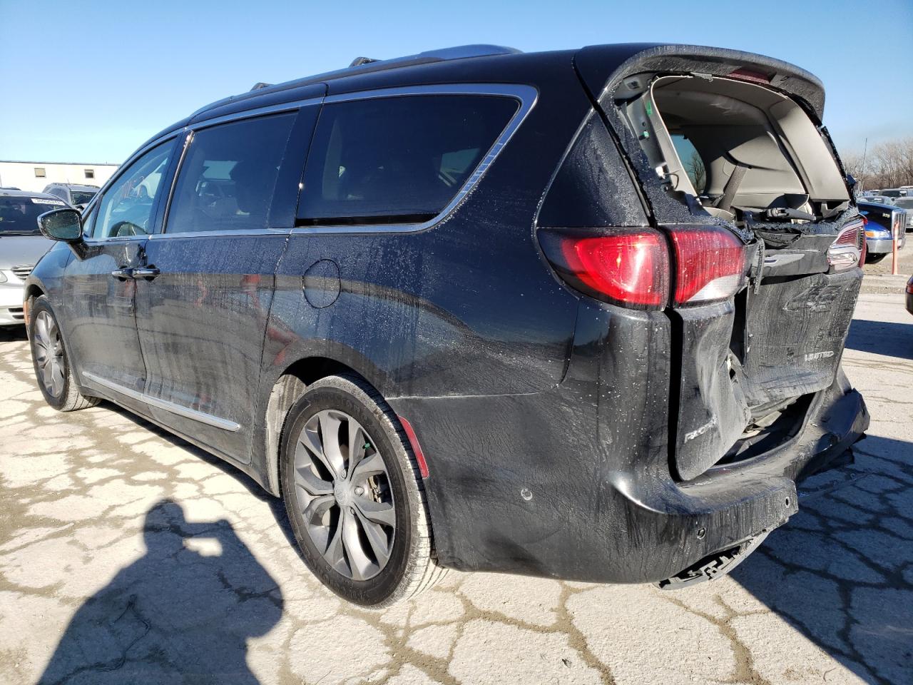 Photo 3 from auction – 2018 CHRYSLER PACIFICA L with VIN 2C4RC1GG1JR115687