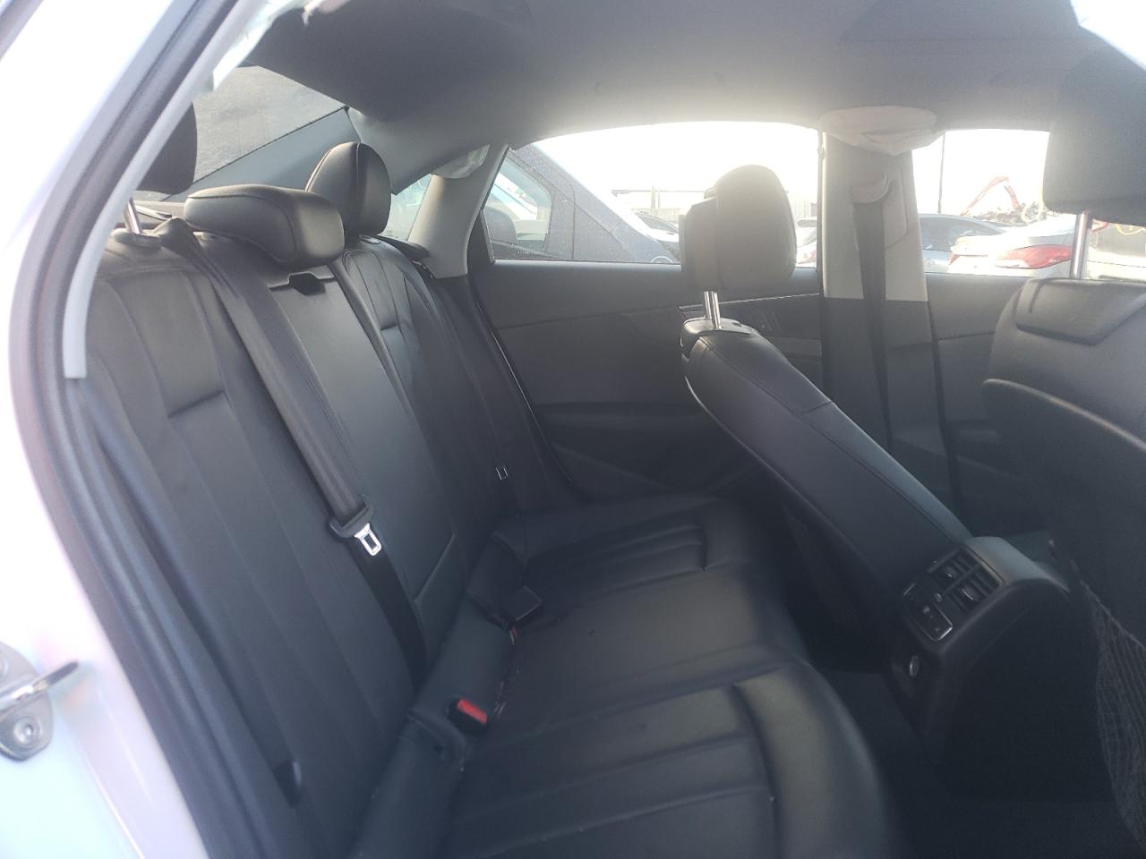 Photo 6 from auction – 2017 AUDI A4 PREMIUM with VIN WAUENAF46HN047729