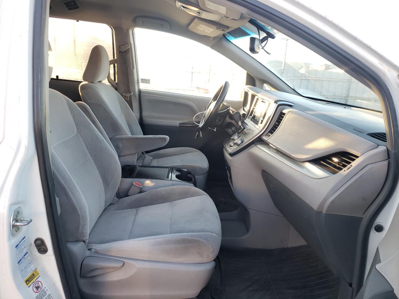 Photo 5 from auction – 2017 TOYOTA SIENNA LE with VIN 5TDJZ3DC6HS162417