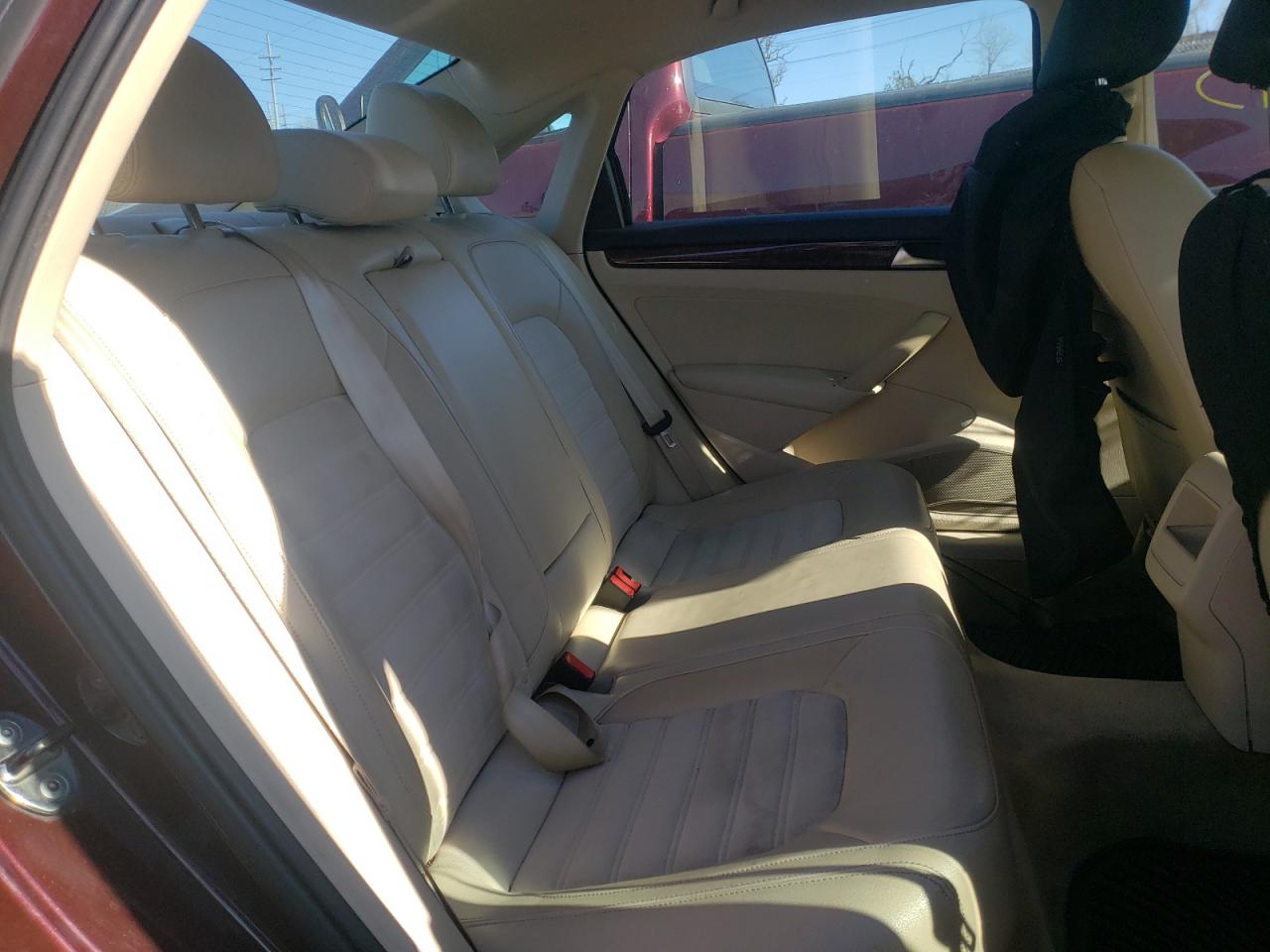 Photo 6 from auction – 2012 VOLKSWAGEN PASSAT SEL with VIN 1VWCP7A33CC043810
