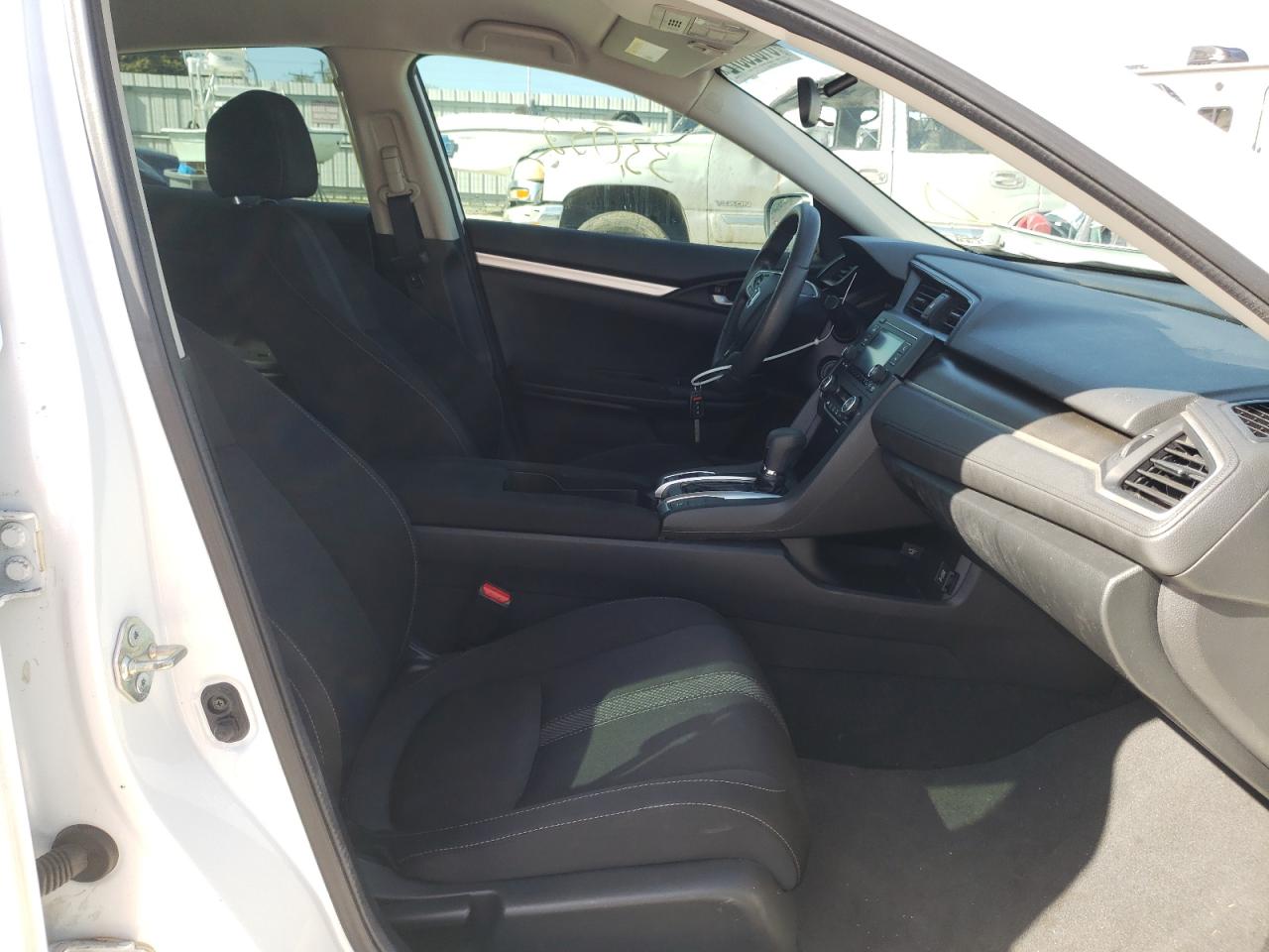 Photo 5 from auction – 2020 HONDA CIVIC LX with VIN 19XFC2F66LE004932