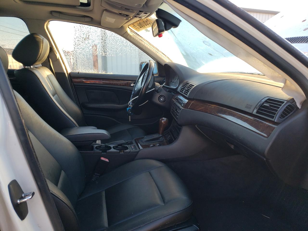 Photo 5 from auction – 2005 BMW 325 IS SUL with VIN WBAAZ33465KW75175