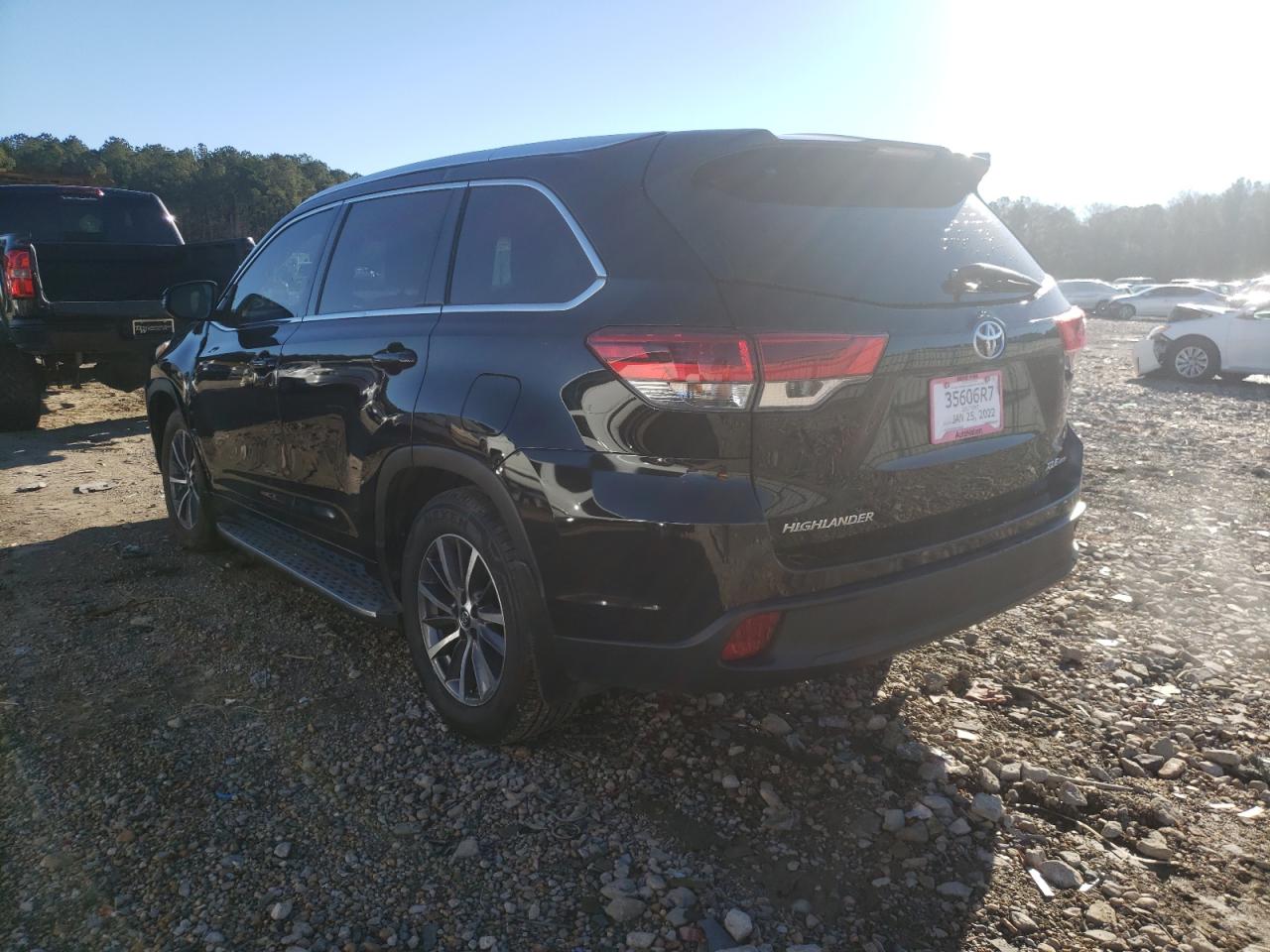 Photo 3 from auction – 2017 TOYOTA HIGHLANDER with VIN 5TDJZRFH6HS436680