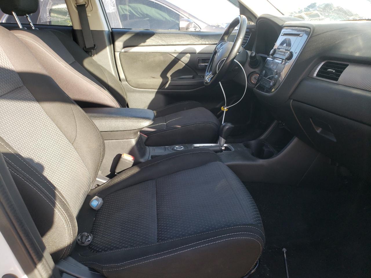 Photo 5 from auction – 2016 MITSUBISHI OUTLANDER with VIN JA4AZ3A30GZ037974