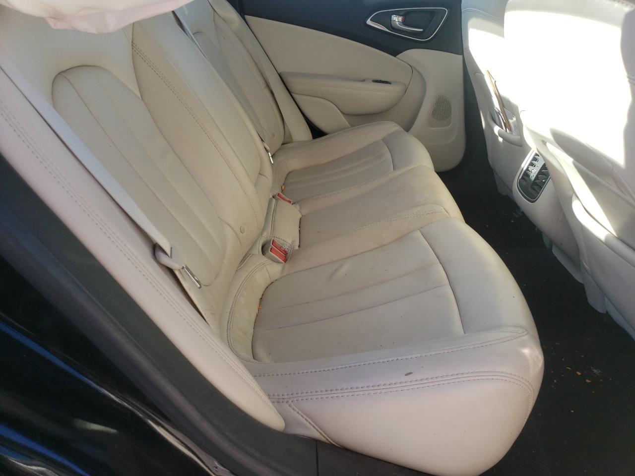 Foto 6 de la subasta – 2017 CHRYSLER 200 LIMITE con VIN 1C3CCCAB7HN502612