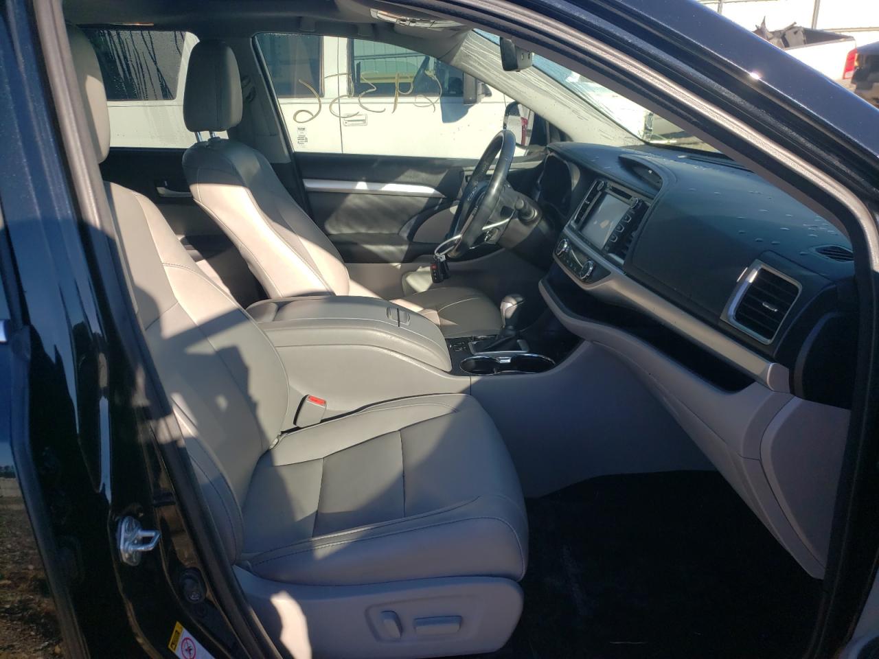 Photo 5 from auction – 2017 TOYOTA HIGHLANDER with VIN 5TDJZRFH6HS436680