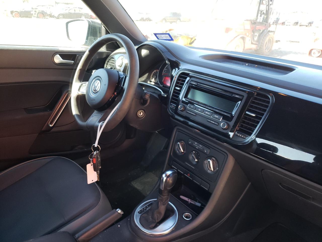 Photo 9 from auction – 2015 VOLKSWAGEN BEETLE 1.8 with VIN 3VWF17AT2FM609859