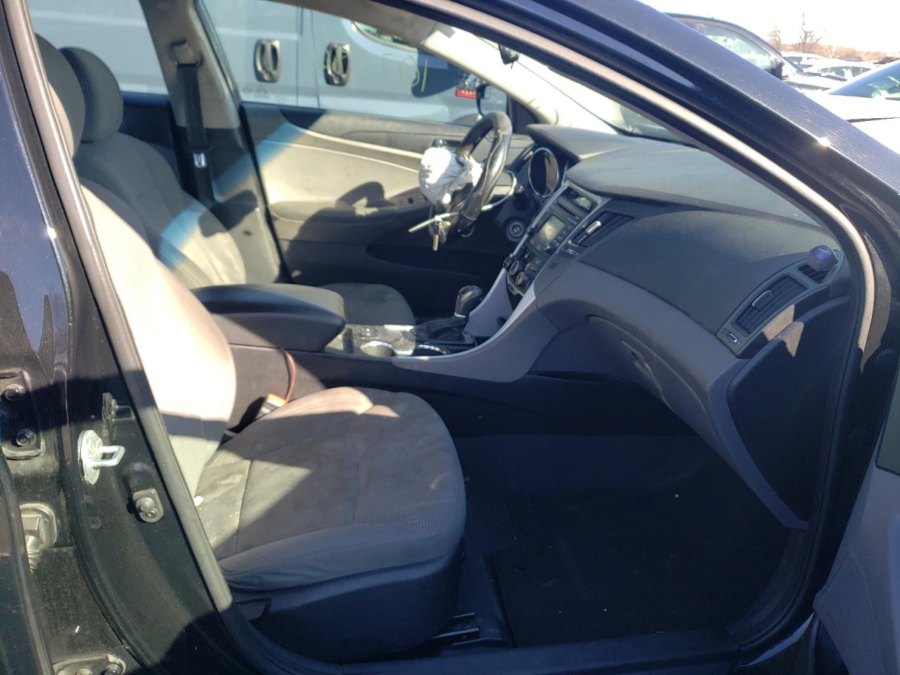 Photo 5 from auction – 2014 HYUNDAI SONATA GLS with VIN 5NPEB4AC4EH897060