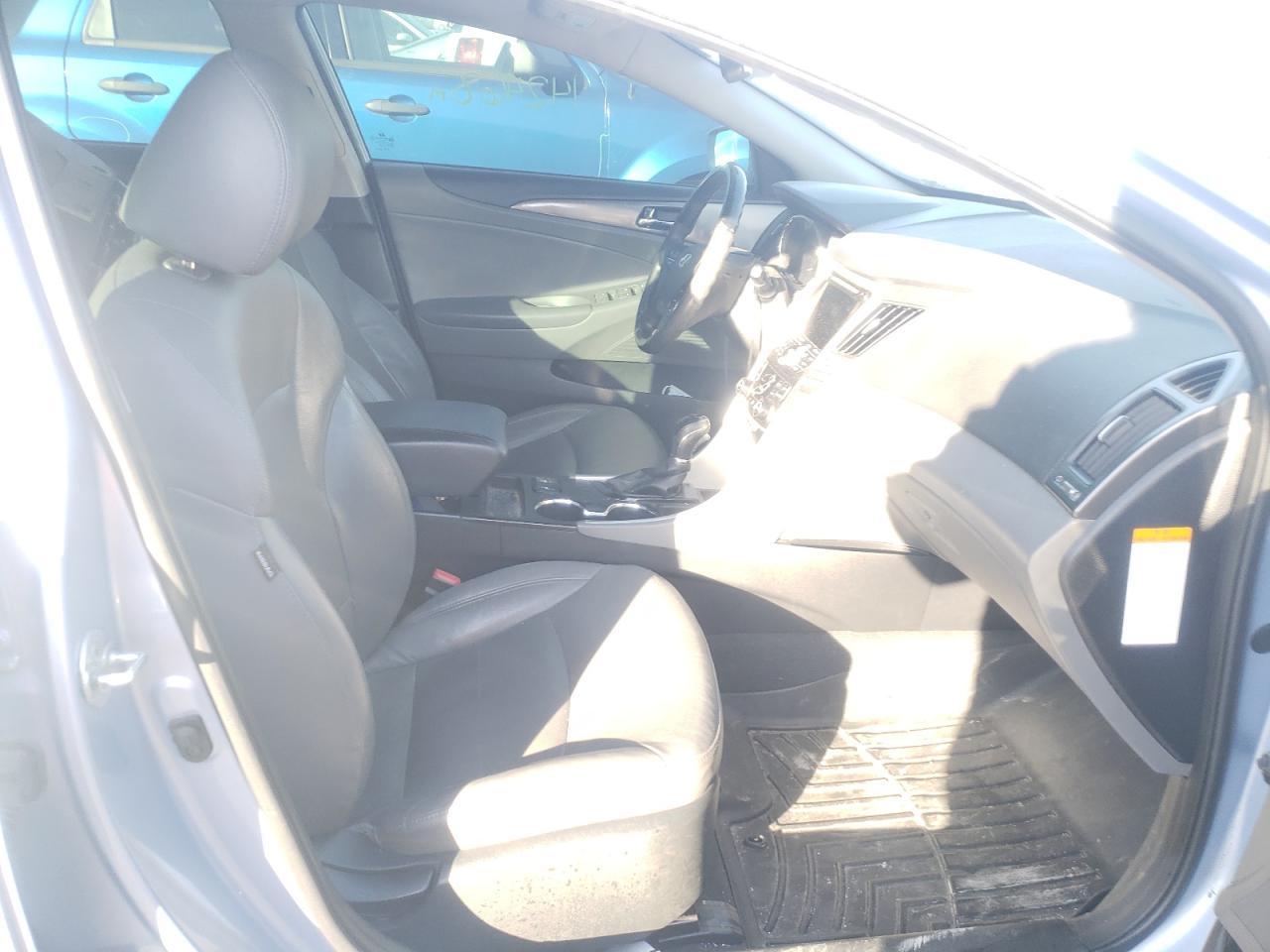 Photo 5 from auction – 2012 HYUNDAI SONATA with VIN KMHEC4A42CA046915