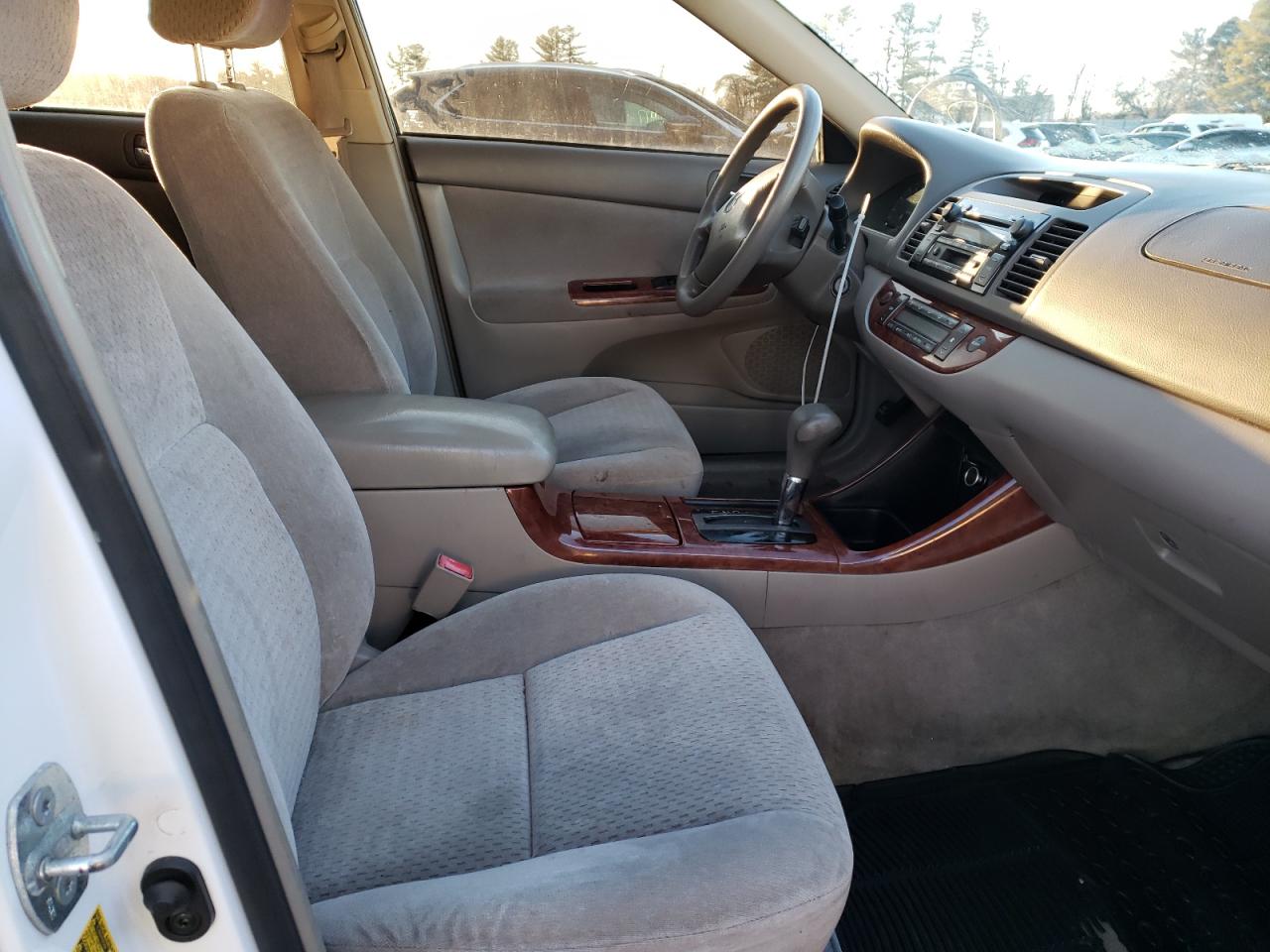 Photo 5 from auction – 2002 TOYOTA CAMRY LE with VIN 4T1BF30K52U024778